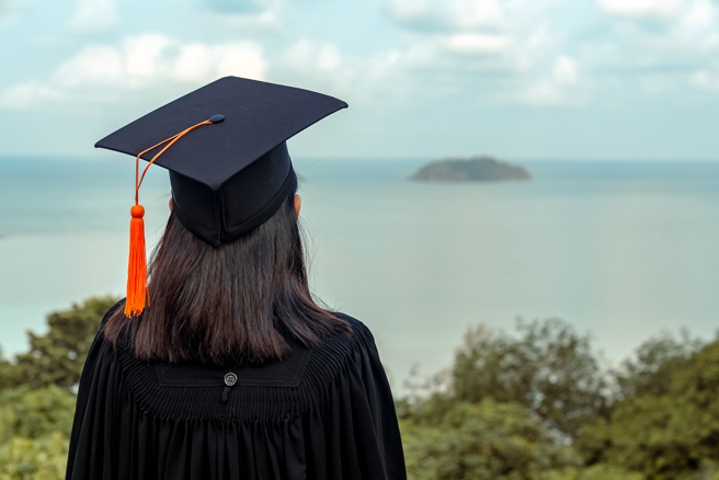 一名女網友表示，自己的工作是約聘人員，月薪大約5萬多元，自嘲是「魯蛇」。（示意圖／shutterstock）