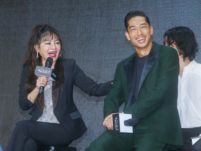 王彩樺（左）覺得AKIRA很客氣，是溫暖的人。（粘耿豪攝）