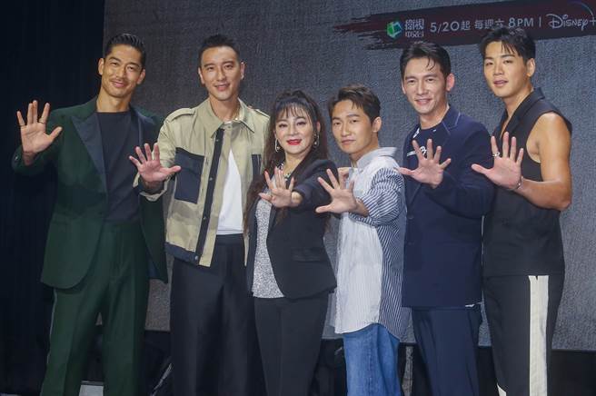  AKIRA（左起）、王陽明、王彩樺、蔡昌憲、温昇豪、禾浩辰今出席《神秘五金行》記者會。（粘耿豪攝）