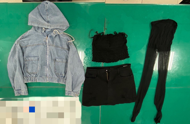 变态男穿女装裸露下体吓坏路人。（简铭柱翻摄）