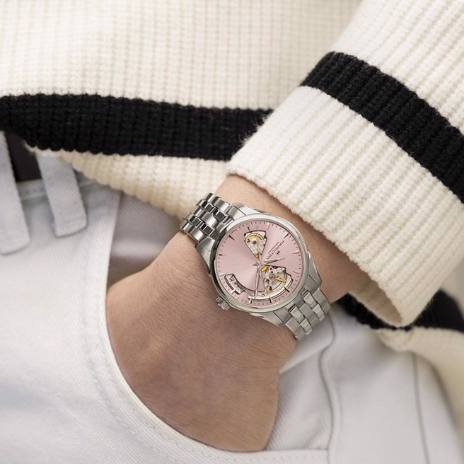 爵士大师系列 OPEN HEART 36毫米樱花粉镂空腕表，不锈钢炼带，3万3300元。(图片/汉米尔顿提供)