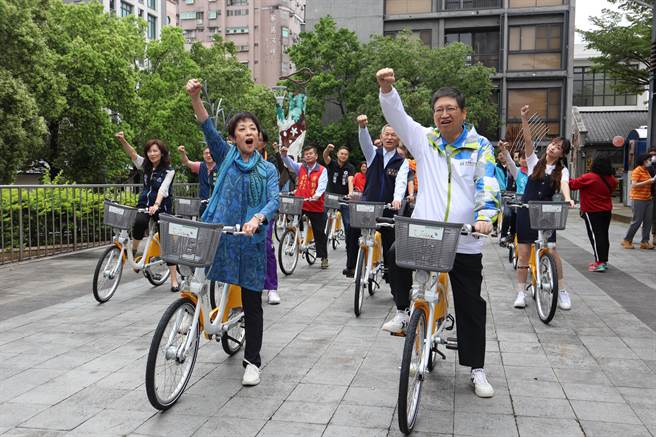 出发！新竹县长杨文科（右）与YouBike微笑单车董事长刘丽珠一同试骑单车。（邱立雅摄）