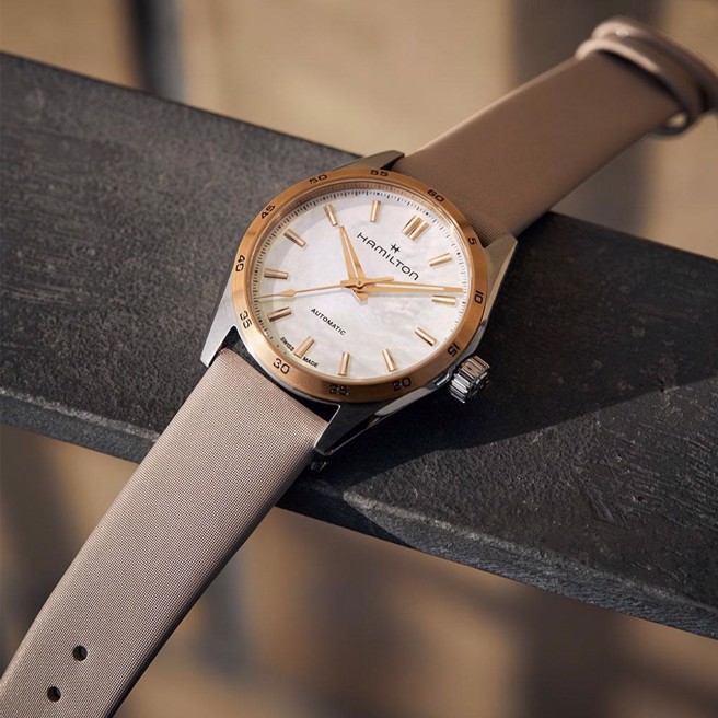 汉米尔顿爵士大师系列Performer 34毫米自动上炼机芯腕表，米色缎面表带，3万8200元。(图片/汉米尔顿提供)