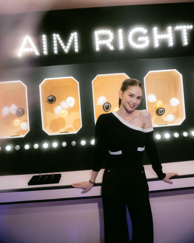 昆凌顾不得三宝妈的形象玩遍香奈儿Premiere Funfair的游戏台，乐在其中。（CHANEL提供）