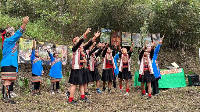 武陵国小田淑慧老师，带领布农族小朋友在竹林中表演布农歌谣。（蔡旻妤摄）