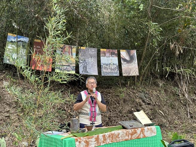 国立台东大学文休系研究生余恩赐研发口味香醇独特的饮品「竹篙青」。（蔡旻妤摄）★《中时新闻网》关心您：饮酒过量，有碍健康。酒后不开车，安全有保障！