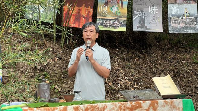 国立台东大学文化资源与休閒产业学系主任蔡进士表示，取出的酒体积会增加一点，因为萃取了竹子的水分。（蔡旻妤摄）★《中时新闻网》关心您：饮酒过量，有碍健康。酒后不开车，安全有保障！