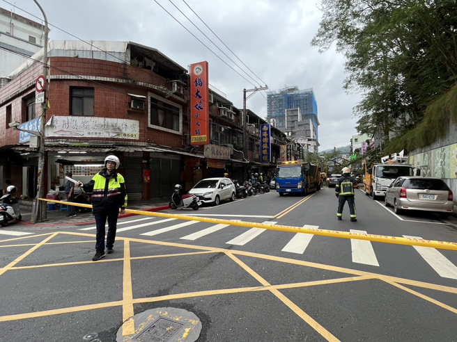 今（21）日14时36分许在南港区旧庄路一段17号前路树倒塌，一辆自小客经过遭路树压到，所幸驾驶没有受伤，另压毁停在于路旁之路边自小客车，路树倾倒也造成旧庄路无法通行。（简铭柱翻摄）