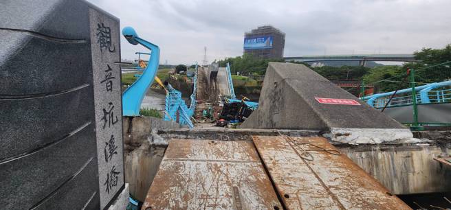 新北工安意外！五股觀音溪橋突倒塌，3工人跌落受傷送醫。(黃敬文攝)