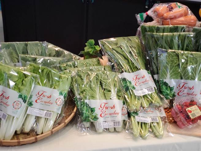 新加坡最大连锁超市「职总平价超市」27日起首次举办为期2周的「台湾蔬菜节－云林良品周」活动，明星商品就是云林蔬菜。（周丽兰摄）