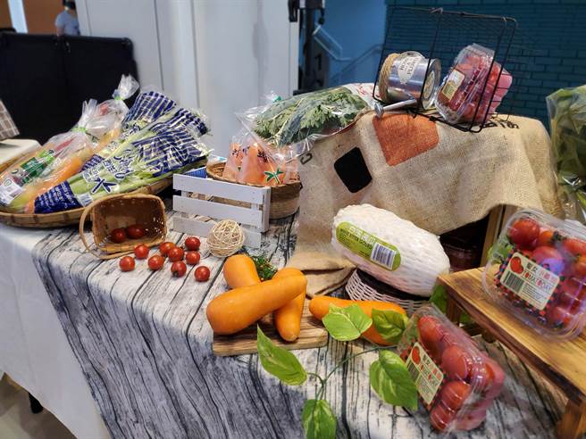 云林蔬菜周活动日期4月27日到5月3日，卖的全是蔬菜，包括红萝卜、高丽菜、西洋芹、迷你彩椒、五彩萝卜、彩椒、圣女小番茄、黑木耳、秀珍菇、香菇、白玉苦瓜、小松菜、青江菜等。（周丽兰摄）