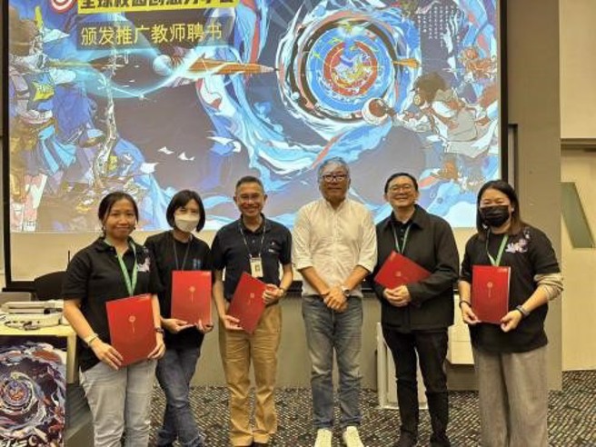 组委会代表为答谢老师们的辛劳，为教师颁发推广聘书。(图／时报奖执委会提供)