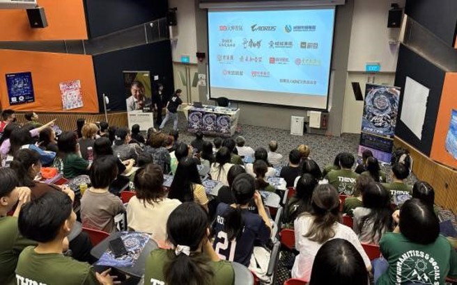 现场同学认真观看本届命题策略单说明视频。(图／时报奖执委会提供)