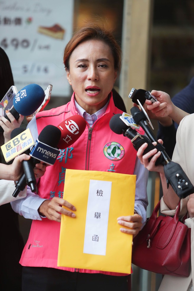 民進黨台南市立委初選參選人郭貞慧21日帶著檢舉函，親自北上民進黨中央黨部，檢舉她的競爭對手賴惠員涉嫌光電爭議及不當利益。（季志翔攝）