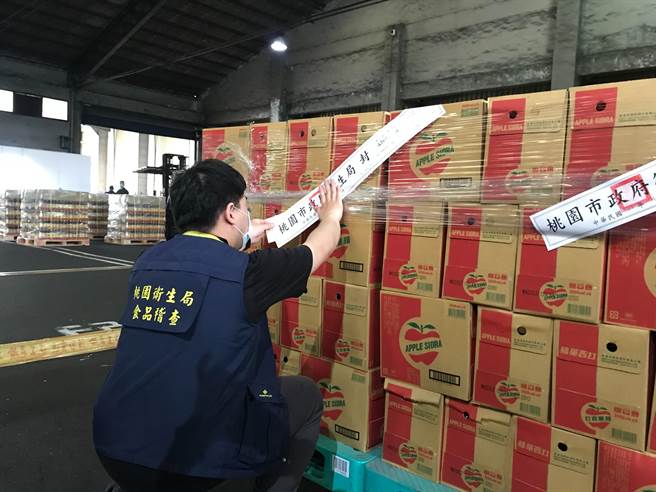 桃园市卫生局今会同中央食品药物管理署，到大西洋饮料公司平镇厂查核沉淀物事件。（卫生局提供／蔡明亘桃园传真）