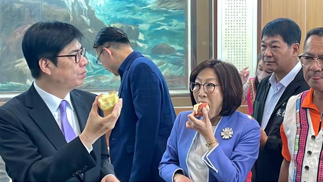 市长议长联合站台，行销那玛夏区的水蜜桃(高雄市原住民委员会提供)