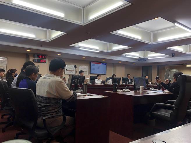 台北市议会教育委员会21日开会，针对敦化国小合唱团争议，议员讨论热烈。（张芷瑜摄）