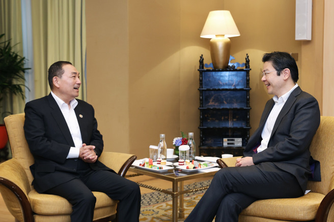 新北市长侯友宜(左）去年访星，曾与现为新加坡总理的黄循财（右）见面，当时黄为副总理。(本报资料照）
