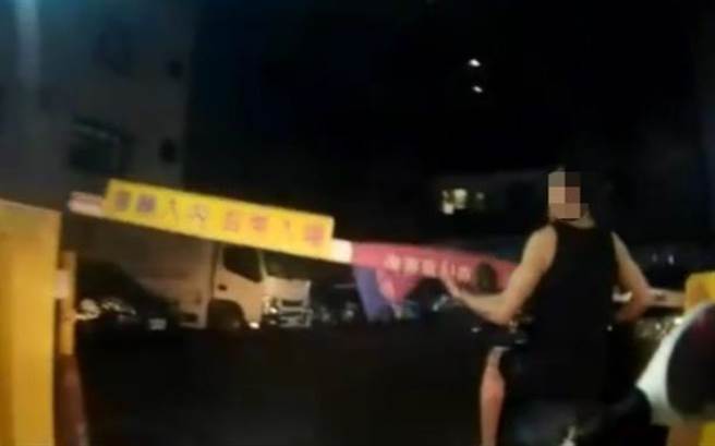 男子骑车逃逸，但误入私人停车场栽了。（翻摄照片／崔正纲高雄传真）