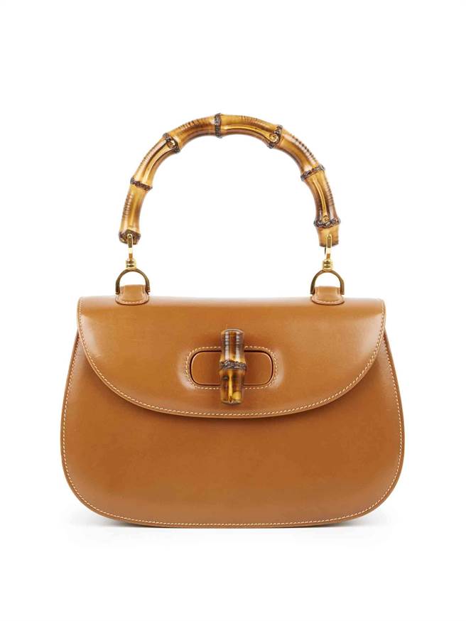 《Gucci Cosmos》收录的Bamboo系列经典馆藏系列，90年代浅棕色皮革竹节包。（Gucci提供） 