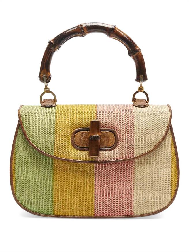 《Gucci Cosmos》收录的Bamboo系列经典馆藏系列，60年代多色麻料皮革滚边竹节包。（Gucci提供）