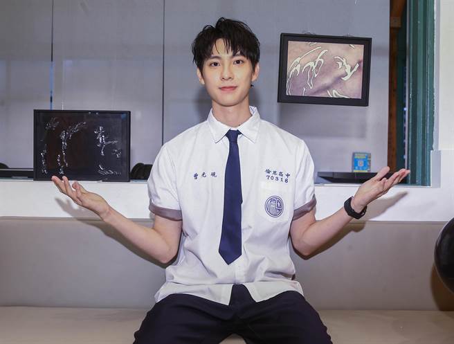 彭千佑为特展创作３幅作品，发挥雕刻长才。（粘耿豪摄）