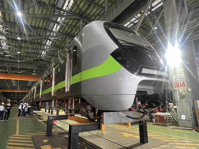 全台唯一铁路维修观光机厂「潮州铁道园区」从去年开幕后，游客络绎不绝。（民眾提供／谢佳潾屏东传真）