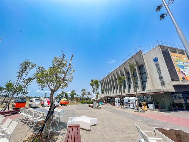 全台唯一铁路维修观光机厂「潮州铁道园区」从去年开幕后，游客络绎不绝。（民眾提供／谢佳潾屏东传真）