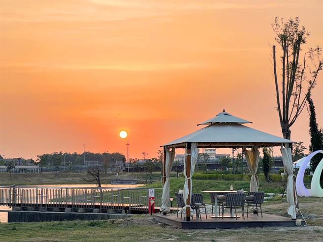 全台唯一铁路维修观光机厂「潮州铁道园区」从去年开幕后，游客络绎不绝。（民眾提供／谢佳潾屏东传真）