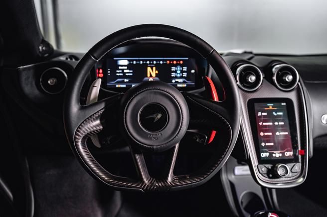 台湾限定復古赛车特仕版McLaren GT驾驶舱。（McLaren Taiwan提供）