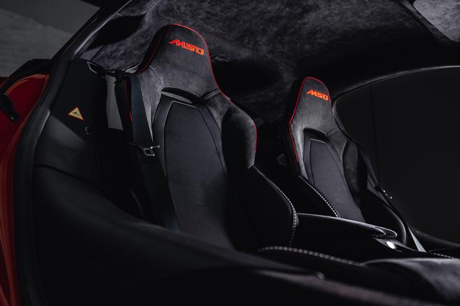台湾限定復古赛车特仕版McLaren GT跑车座椅。（McLaren Taiwan提供）