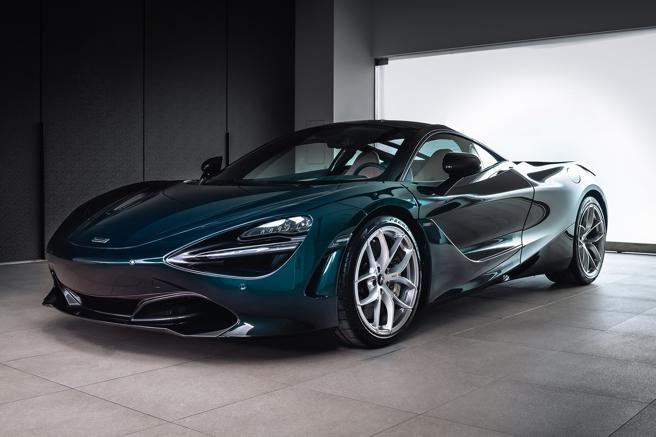 台湾限定原生经典特仕版720S Coupe身披客制车色XP Green搭配亮黑色车顶上盖及外观套件。（McLaren Taiwan提供）