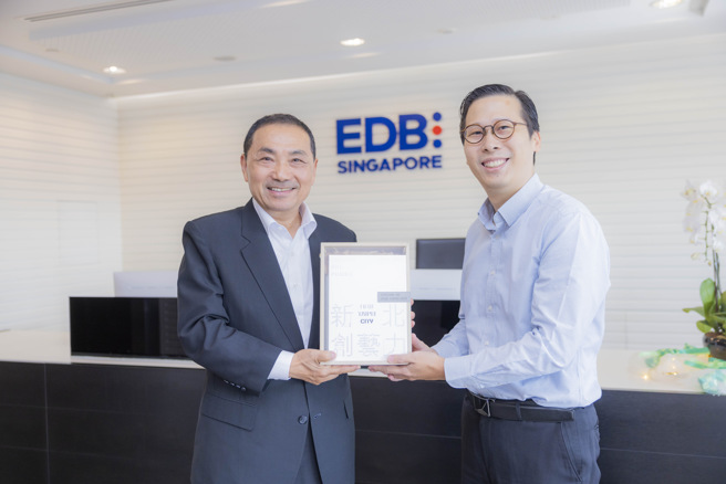 新北市长侯友宜(左)今(21)日拜会新加坡经济发展局副总裁彭鈱荃(右)。(新北市政府提供)