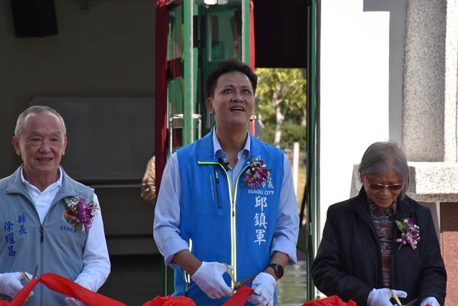 徐耀昌提任县长时曾与邱镇军一同剪彩，现俩人成了竞争对手。（谢明俊摄）