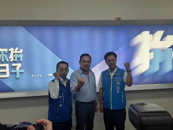 苗栗市长邱镇军19日下午3时由立委徐志荣陪同赴国民党苗栗县党部登记。（苗栗县党部提供／谢明俊苗栗传真）