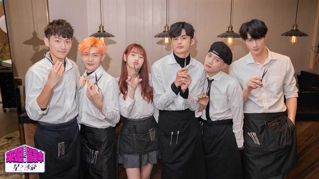 左起锺岳轩、孟维、佩含、罗奕杰、蔡朕、黄柏峰已培养绝佳默契与好感情。（TVBS提供）