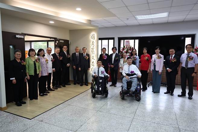 当国考遇见艺术  国考艺文走廊揭牌 朱振南「师说」与应考人相伴。考选部提供