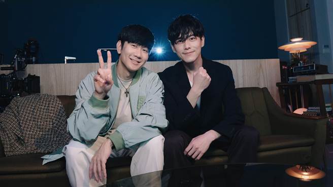 林俊杰（左）新曲〈愿与愁Dust and Ashes〉MV邀李程彬主演。（JFJ PRODUCTIONS提供）