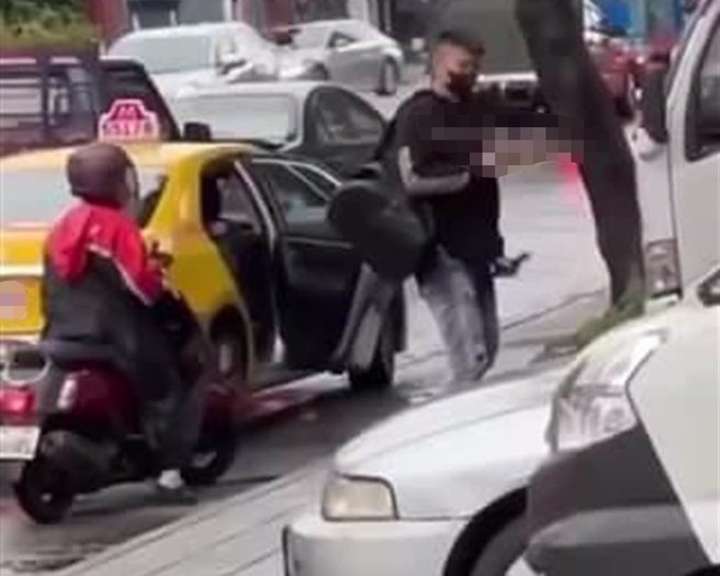 网友在脸书社团PO出少年枪手扫射当铺过程。（翻摄自脸书）