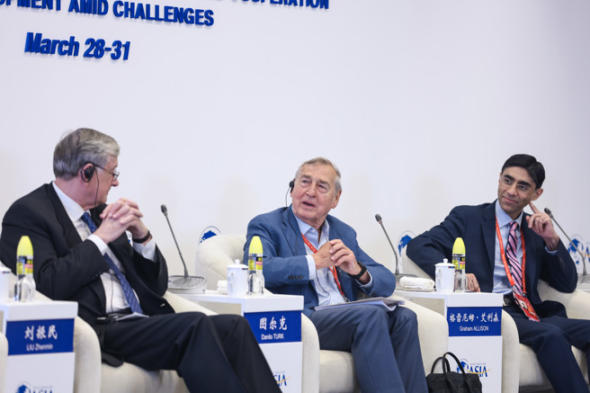 修昔底德陷阱提出者艾利森（中）为中美关系另提吴越同舟。（新华社资料照）