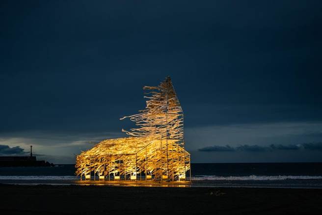 屏东落山风艺术季拿奖拿不玩，今年除勇夺缪思设计奖白金奖及银奖殊荣外，飘在水上的教堂「来自海上的祝福」作品也获得德国iF设计奖。（屏县府提供／谢佳潾屏东传真）
