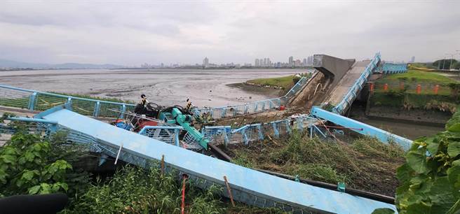 新北市五股区成泰路四段附近的观音坑溪桥，在今日下午3时45分发生断桥事故，造成3名工人跟着桥梁坠落，救起后已送往淡水马偕医院急救。(黄敬文摄)
