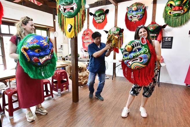 欧洲旅行社踩线团到彰化鹿港桂花艺术村体验在地文化。（彰县府提供／孙英哲彰化传真）