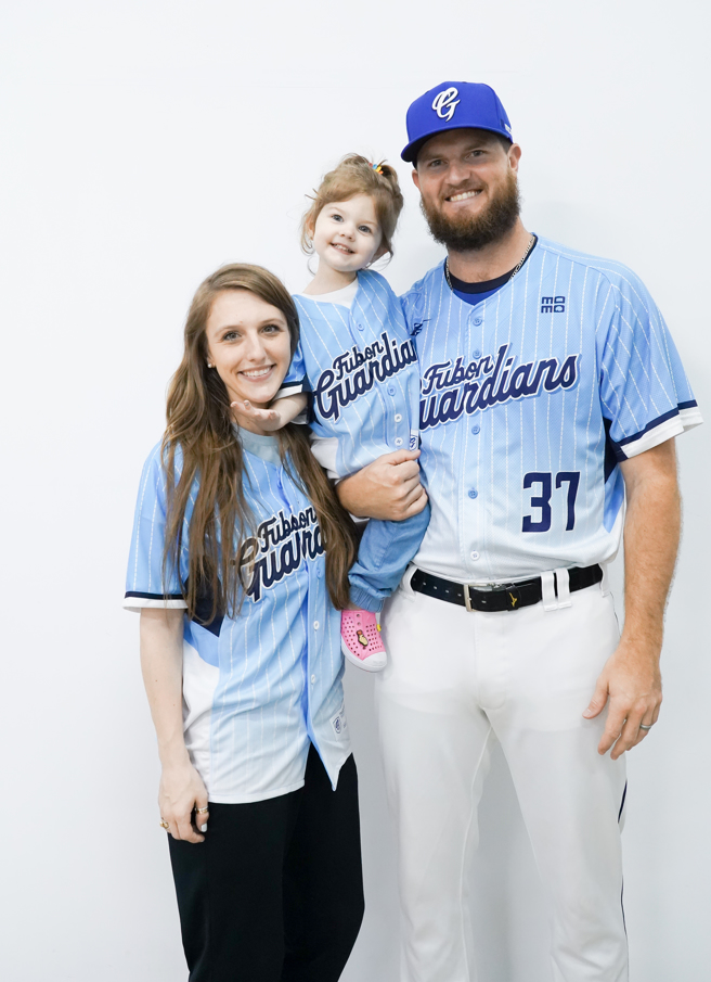 富邦悍將洋投艾普勒一家人。（富邦悍將提供）