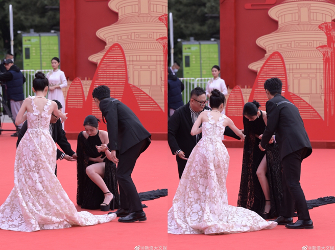 赵小棠在北京国际电影节开幕式红毯跌倒。（图／摘自新浪大文娱微博）