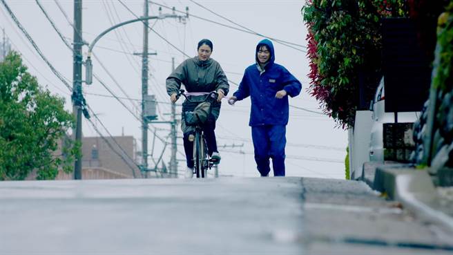 小雪陪同在片中饰演儿子的田中伟登，藉由长跑延缓恶化的病情。（威视提供）