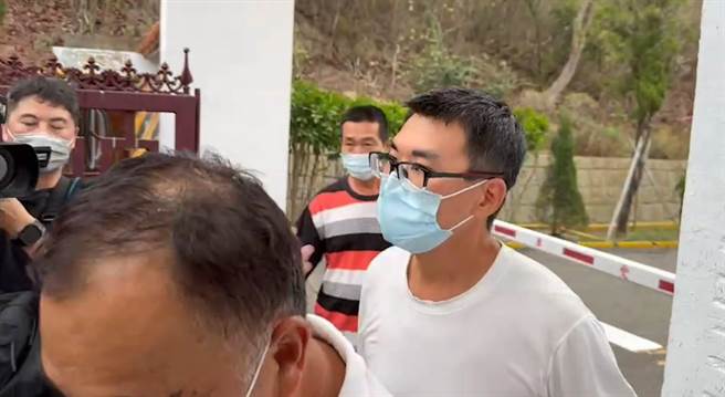 前总统陈水扁女婿赵建铭（白衣者）21日出狱，一路在弟弟赵建勋护送下搭车离去。（读者提供／程炳璋台南传真）