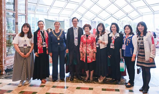 亚太区青年论坛今年首度移师台湾举行，桃园市长张善政表示，欢迎亚太地区各国女性青年企业家与领袖，来到桃园参加论坛，也鼓励更多青年女性到桃园逐梦。（桃园市政府提供／蔡明亘桃园传真）