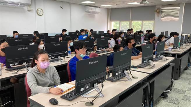 桃竹苗分署產業新尖兵計畫「前端工程師就業養成班」訓練實況。（蔡明亘攝）