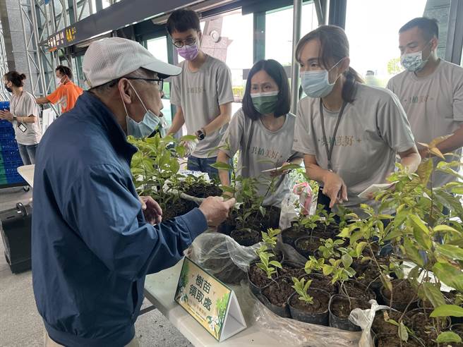 台湾高铁公司携手林务局21日合作举办「共植美好」低碳永续行动，发送1200株原生植物树苗，邀旅客一同响应环境生态永续发展行动。（潘虹恩摄）